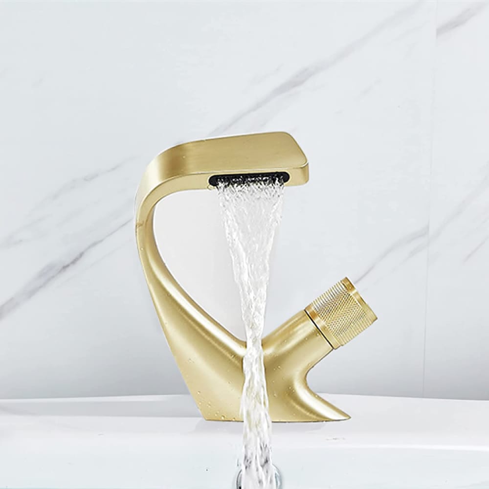 خلاط مغسلة شلال ذهبي